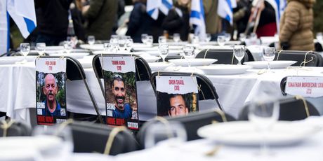Izraelski podržavatelji iznijeli su fotografije zatočenika Hamasa
