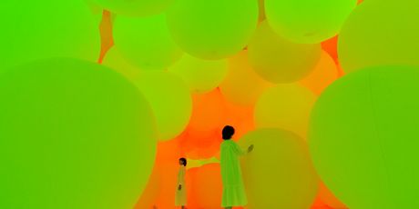 teamLab, Expanding Three-Dimensional Existence in Transforming Space - Flattening 3 Colors and 9 Blurred Colors, Free Floating © teamLab