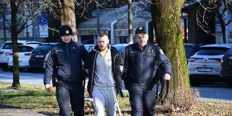 Privođenje osumnjičenog za premlaćivanje maloljetnika u Slavonskom Brodu