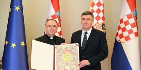 Zoran Milanović dodjeljuje povelju Hrvatskom Caritasu - 4