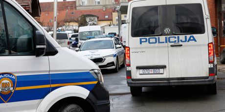 Policija uzima dokumente iz tvrtke Drava International - 2