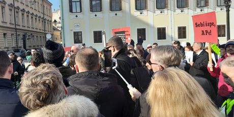 Prosvjed novinara ispred zgrade Vlade