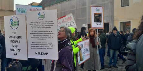 Prosvjed novinara ispred zgrade Vlade