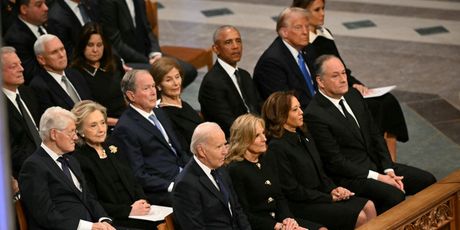 Joe i Jill Biden, Kamala Harris, Doug Emhoff, Bill Clinton, Hillary Clinton, George W. Bush i supruga Laura Bush, Barack Obama, Donald Trump i Melania