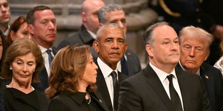 Laura Bush, Kamala Harris, Barack Obama, Doug Emhoff i Donald Trump