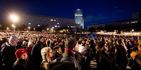 Tisuće ljudi prosvjeduju u Slovačkoj protiv približavanja Moskvi - 6