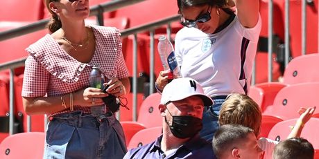 Annie Kilner (desno)