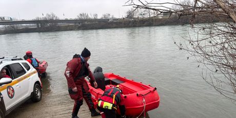 Crveni križ traga za djevojčicom u rijeci Savi - 12