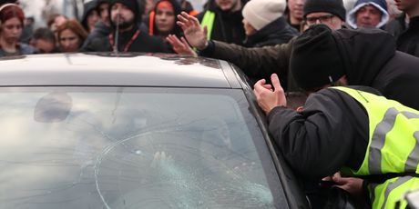 Automobil koji je naletio na studente