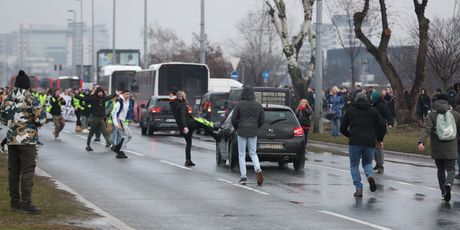 Okupljeni građani napadaju automobil koji je naletio na studente