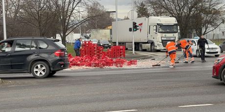 Gajbe sa staklenim bocama ispale s kamiona u Slavonskoj Aveniji - 1