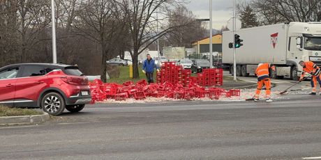 Gajbe sa staklenim bocama ispale s kamiona u Slavonskoj Aveniji - 2