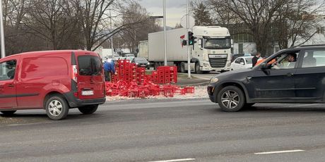 Gajbe sa staklenim bocama ispale s kamiona u Slavonskoj Aveniji - 5