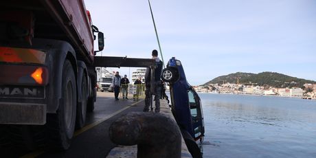 Automobil izvučen iz mora u splitskoj luci - 4