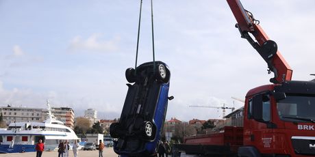 Automobil izvučen iz mora u splitskoj luci - 5