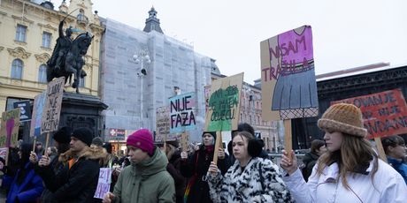 Prosvjednici protiv molitelja