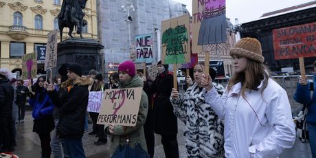 Prosvjednici protiv molitelja