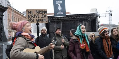 Prosvjednici protiv molitelja