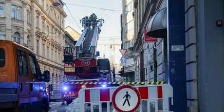 Pala fasada sa zgrade u Zagrebu - 1