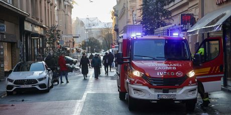 Pala fasada sa zgrade u Zagrebu - 3