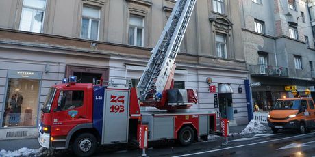 Pala fasada sa zgrade u Zagrebu - 4