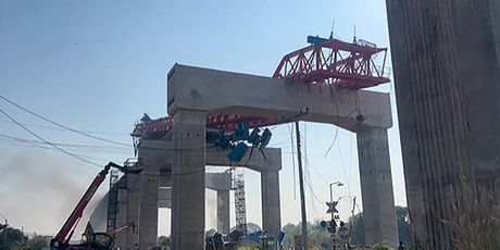 Dizalica pala na vlak