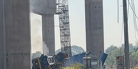 Dizalica pala na vlak