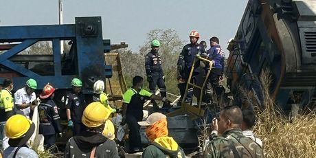 Dizalica pala na vlak