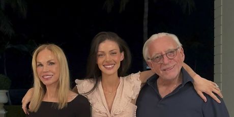 Nelson Peltz, Claudia Heffner Peltz i Nicola Peltz Beckham - 1