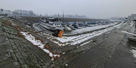 Prevrnuo se stroj za posipanje soli - 1