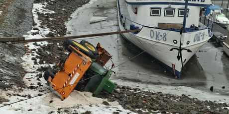 Prevrnuo se stroj za posipanje soli - 3