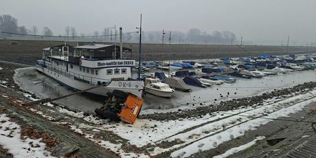 Prevrnuo se stroj za posipanje soli - 4