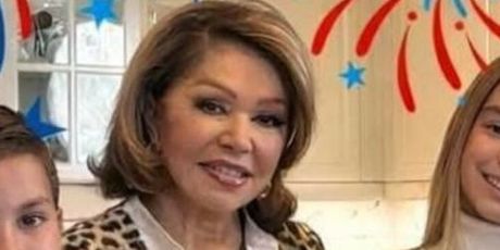 Neda Ukraden s unucima