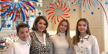 Neda Ukraden s unucima