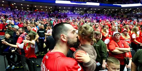 Rukometaši u zagrljaju najbližih - 12