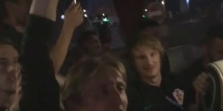 Slavlje hrvatskih igrača u autobusu (Screenshot Twitter)