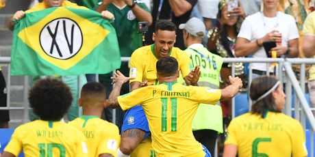 Neymar slavi sa suigračima (Foto: AFP)