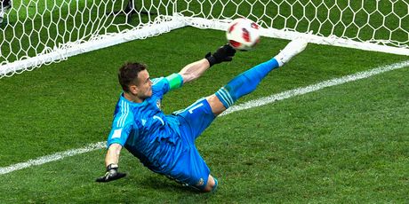 Igor Akinfejev brani penal (Foto: AFP)