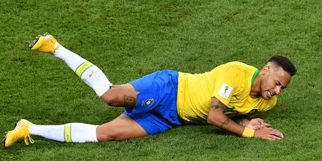 Neymar na tlu (Foto: AFP)