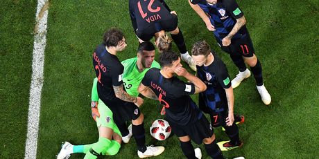 Hrvatski nogometaši oko Subašića (Foto: AFP)