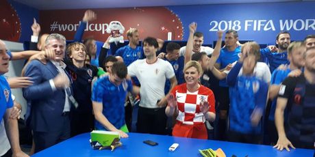 Predsjednica Grabar-Kitarović u svlačionici s nogometašima proslavila pobjedu nad Rusijom (Foto: Ured predsjednice RH) - 6