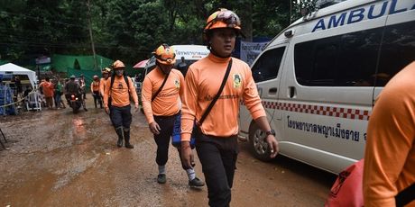 Spasitelji u misiji evakuacije zarobljenih dječaka i njihovog trenera u špilji (Foto: AFP) - 6
