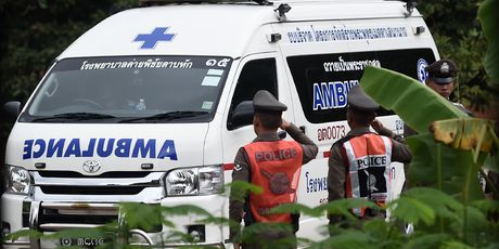 Vozilo hitne pomoći u blizini špilje u kojoj su bili zarobljeni dječaci (Foto: AFP)