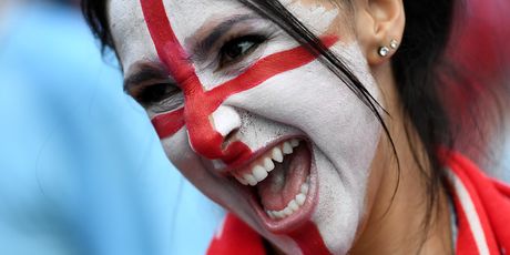 Engleska navijačica (Foto: AFP)