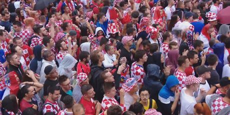 Navijači okupljeni na zagrebačkom Trgu bana Josipa Jelačića (Foto: Dnevnik.hr)