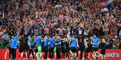 Hrvatski nogometaši slaves igračima (Foto: AFP)