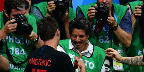 Fotograf iz Salvadora u slavlju hrvatskih nogometaša (Foto: AFP)