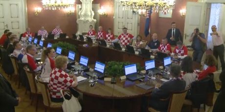 Premijer i ministri u dresovima na sjednici Vlade (Foto: dnevnik.hr) - 2