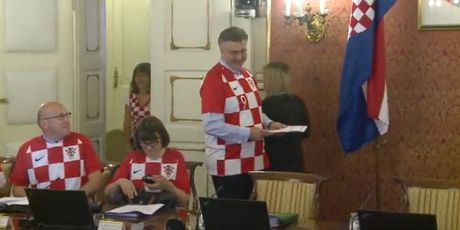 Premijer i ministri u dresovima na sjednici Vlade (Foto: dnevnik.hr) - 3
