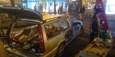 Janjetina na Trgu bana Jelačića (Foto: Snimio čitatelj) - 8